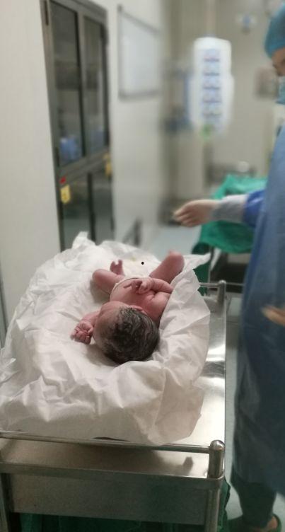 外国产房顺产过程视频播放,真实记录生命诞生的震撼瞬间  第3张